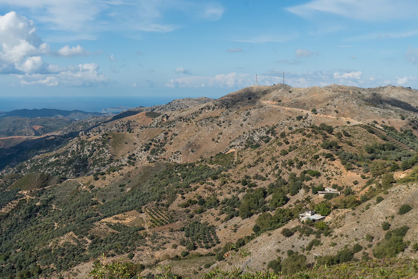 Ένας ανοιχτός δρόμος που ελίσσεται στους λόφους της περιοχής των Χανίων στη δυτική Κρήτη