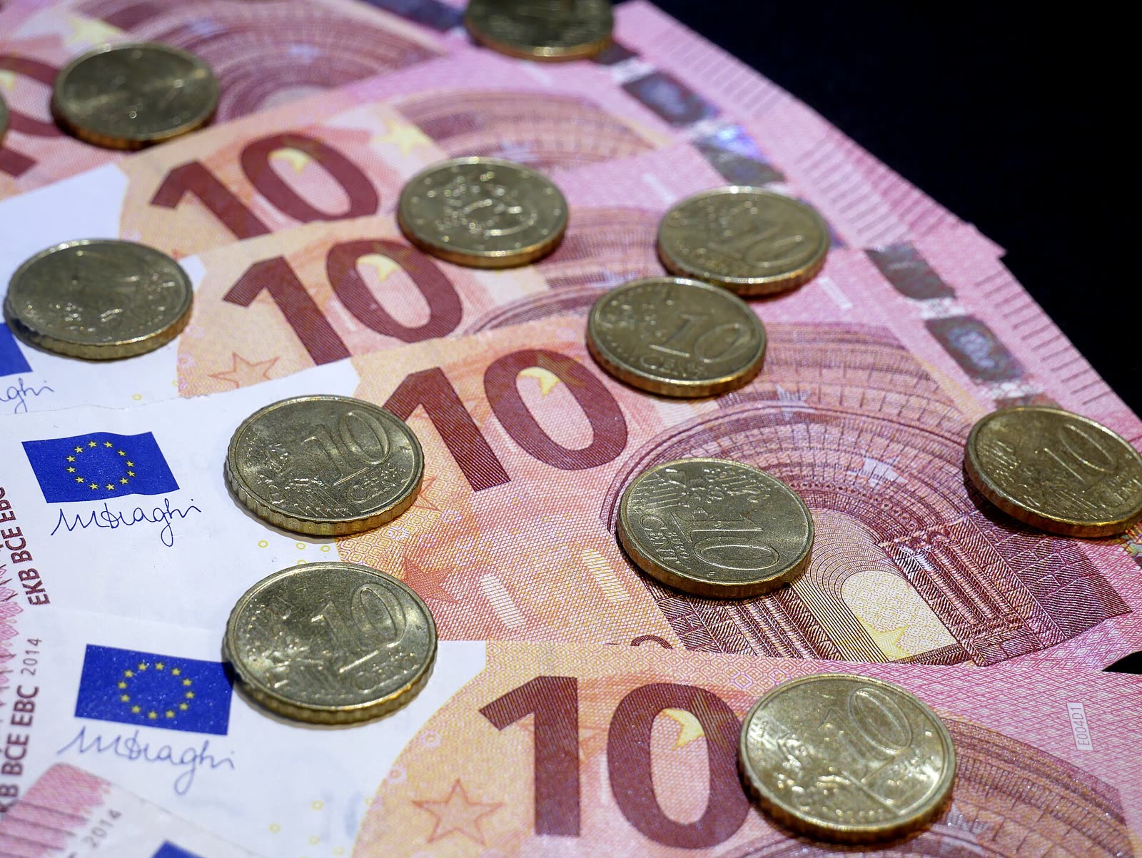 Euro-Banknoten und -Münzen — Geldtransfer am Schalter von Morosini Travel